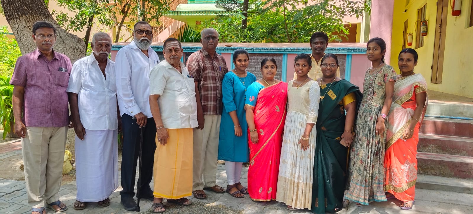 பத்தாம் வகுப்பு பொதுத்தேர்வில், நமது மேல்நிலை பள்ளி மற்றும் மெட்ரிக் பள்ளிகளில் முதல் 3 இடங்களை பிடித்த மாணவிகள் மற்றும் அவர்களது பெற்றோர்களுடன். - Photo 1